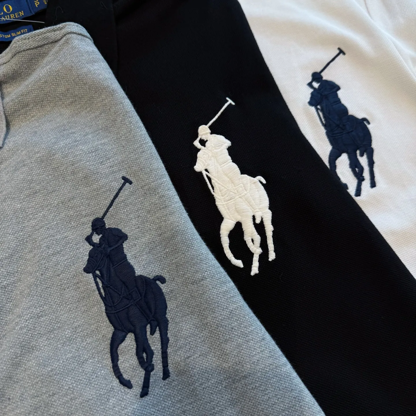 P170 Style No. RL01 (four colors) Ralph Lauren/Ralph Lauren Basic Malaysian Crown 👑Club emblem embroidered logo Big Pony Lapel Polo shirt T-shirt short-sleeved fabric 100% piqué cotton, imported embroidered logo on the chest, custom threaded collar, Malaysian embroidery, the highest version, suitable for business and leisure daily use! 🌘Two-button placket, laser logo pearlescent resin buttons, cuffs and hem using double-thread sewing technology, different currency versions, full set of original three-label accessories!   SIZE #S~XXL Color#Black Navy Gray White